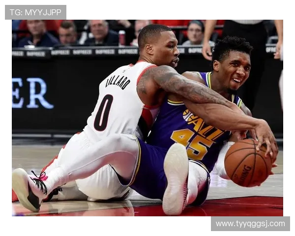 爵士客场鏖战开拓者双方激战四节上演逆转好戏 爵士客场鏖战开拓者双方激战四节上演逆转好戏